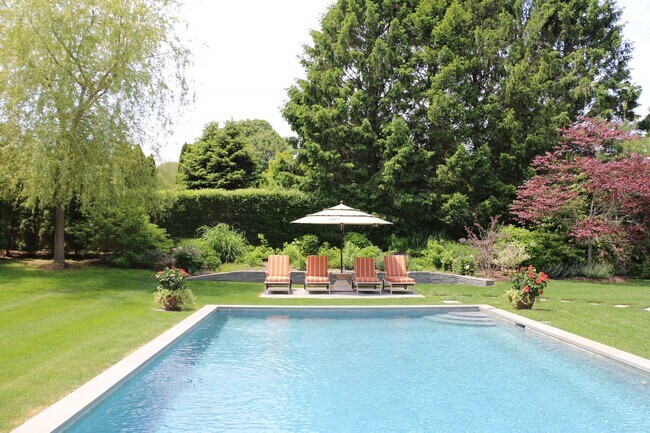 21 Inkberry St in East Hampton, NY - Building Photo - Building Photo