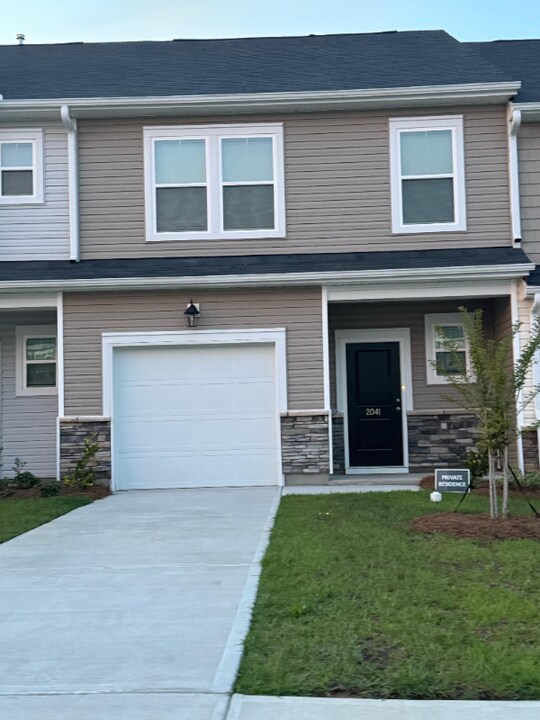 2041 Dy Lily Dr in Elgin, SC - Building Photo