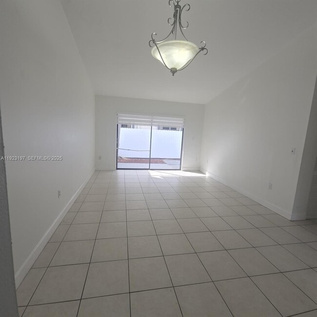 5216 W 24th Way in Hialeah, FL - Building Photo - Building Photo