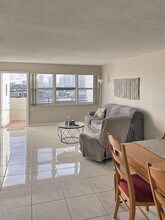 401 Golden Isles Dr, Unit 1114 in Hallandale Beach, FL - Building Photo - Building Photo