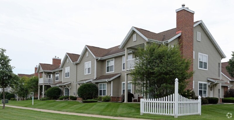 360 Prairie Oaks Dr in Verona, WI - Building Photo