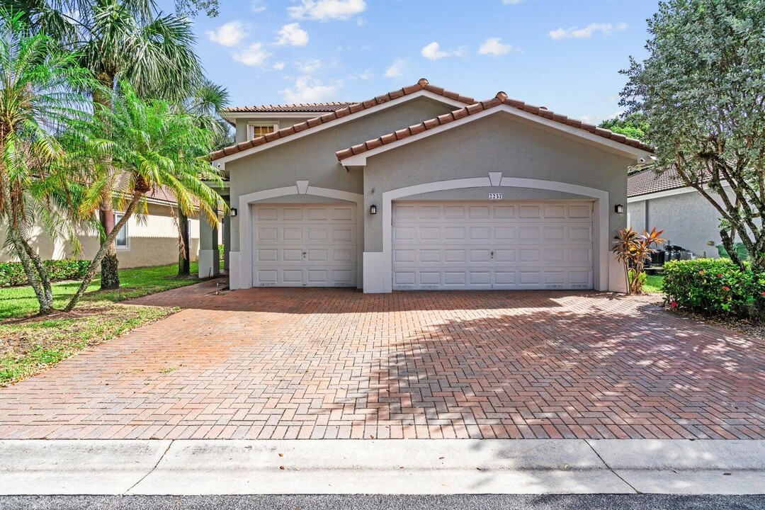 2237 N 72nd Terrace in Pembroke Pines, FL - Building Photo