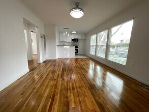 5700 Hazeltine Ave in Van Nuys, CA - Building Photo - Interior Photo