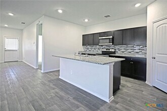 884 Armadillo Dr in Seguin, TX - Building Photo - Building Photo