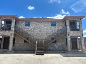 3021 S Malinche Ave-Unit -5 in Laredo, TX - Building Photo - Building Photo