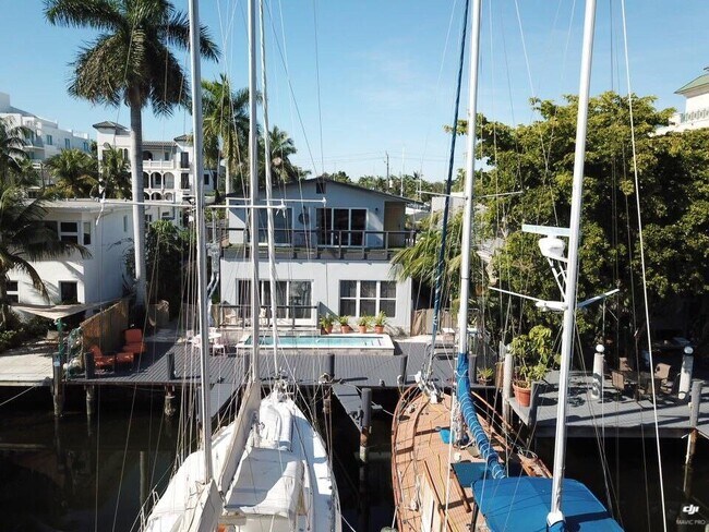 320 Hendricks Is, Unit 4 in Fort Lauderdale, FL - Foto de edificio - Building Photo