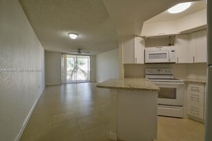 8215 Lake Dr in Doral, FL - Building Photo