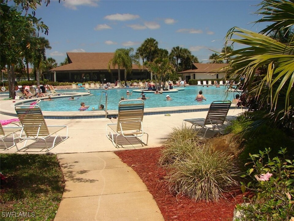 4210 Looking Glass Ln in Naples, FL - Foto de edificio