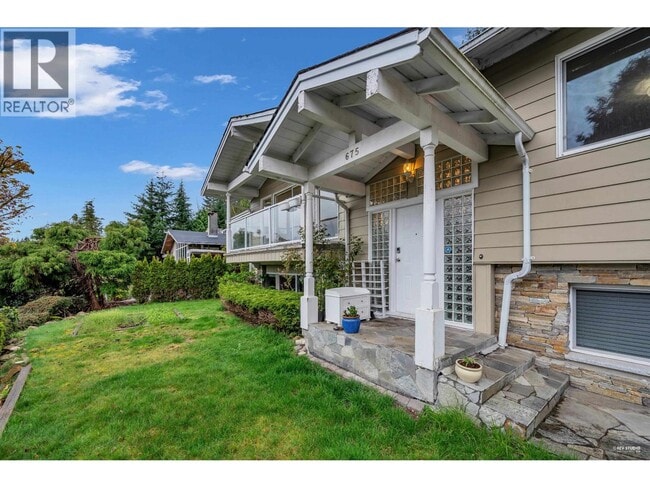 675 St Andrews Rd in West Vancouver, BC - Building Photo - Building Photo