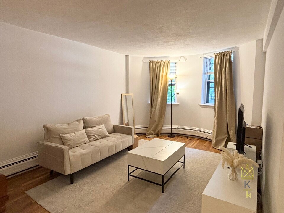 1819 Beacon St in Brookline, MA - Building Photo