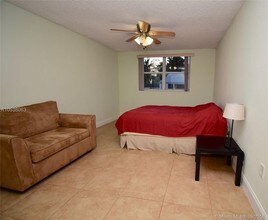 8215 Lake Dr-Unit -104 in Doral, FL - Foto de edificio - Building Photo