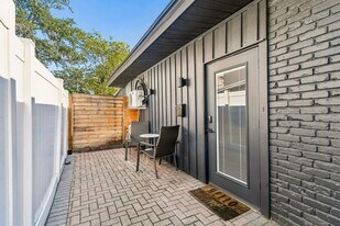 123 Main St in Aloma, FL - Building Photo