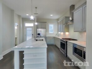 6813 Charlotte Pike in Nashville, TN - Foto de edificio - Building Photo