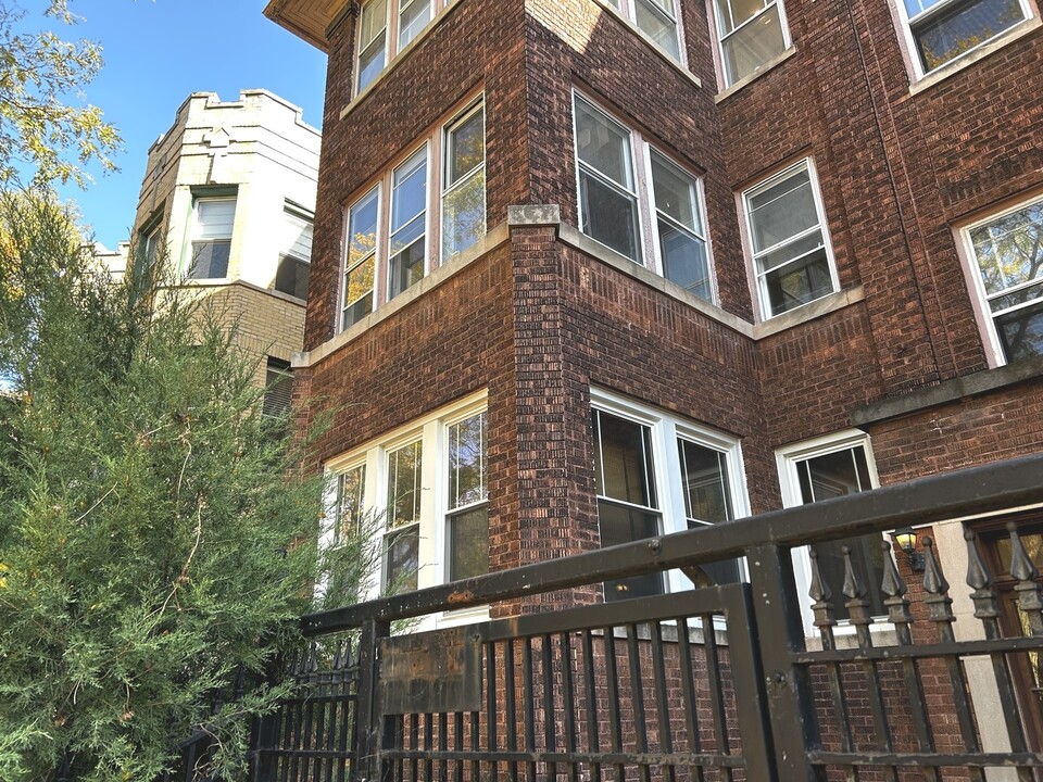 7637 N Bosworth Ave in Chicago, IL - Building Photo