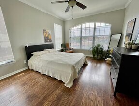 2111 Welch St, Unit A202 in Houston, TX - Foto de edificio - Building Photo