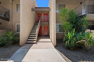 5525 E Thomas Rd in Phoenix, AZ - Building Photo