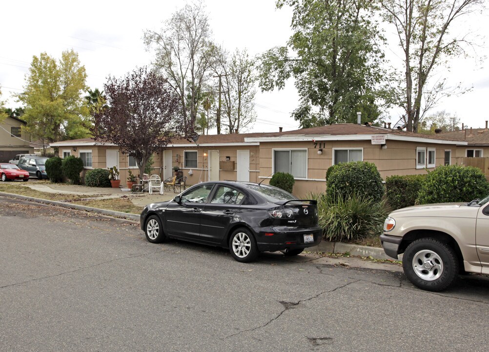 711-721 S Pine St in Escondido, CA - Foto de edificio