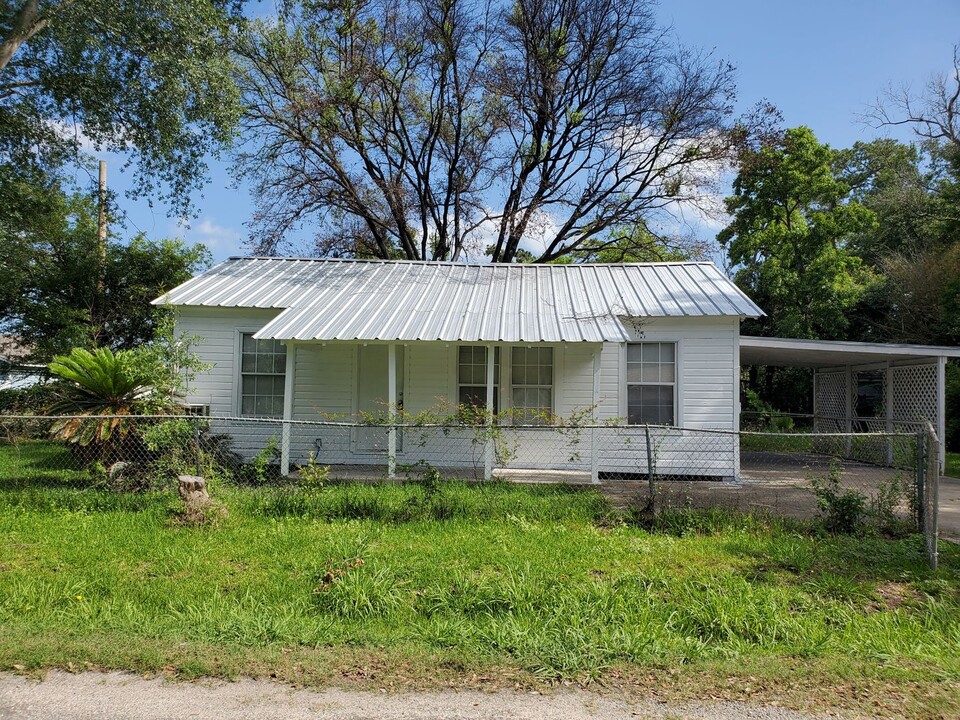 3010 Tanglewood Ave in West Orange, TX - Building Photo