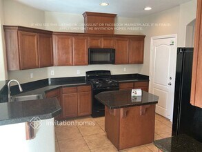 8117 RedBud Vine St in North Las Vegas, NV - Foto de edificio - Building Photo