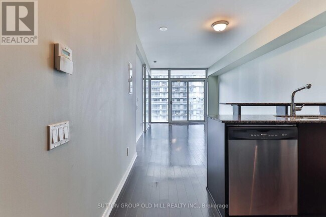 103 The Queensway in Toronto, ON - Building Photo - Building Photo