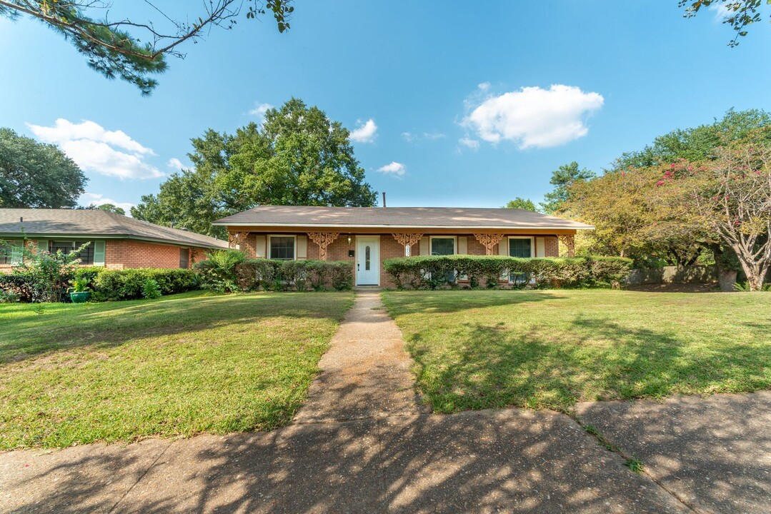 3902 Oakcrest St in Shreveport, LA - Building Photo