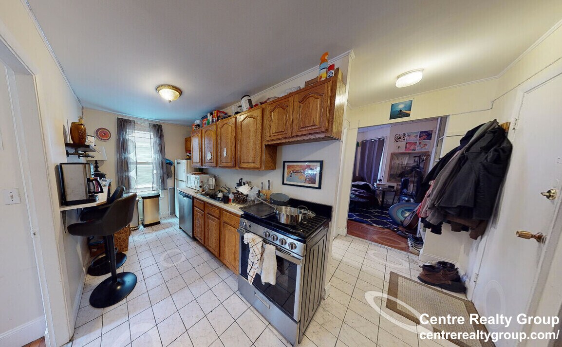 216 Freeman St, Unit 1 in Brookline, MA - Building Photo