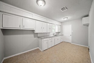 6617 S Lincoln Dr in Hitchcock, TX - Building Photo