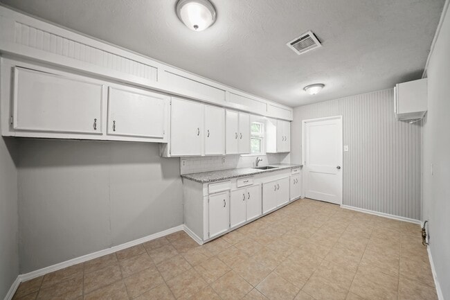 property at 6617 S Lincoln Dr