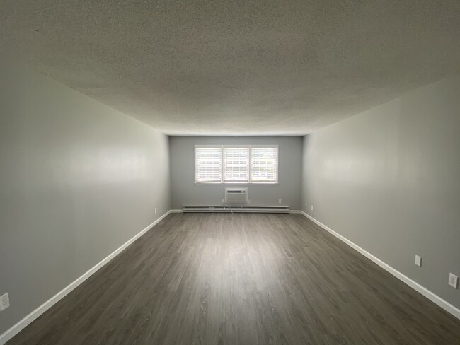 Omega Estates in Branford, CT - Foto de edificio - Building Photo