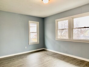674 Strong Ave-Unit -1/2 in Elkhart, IN - Foto de edificio - Building Photo