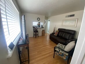336 Lynne Way, Unit B in El Paso, TX - Foto de edificio - Building Photo