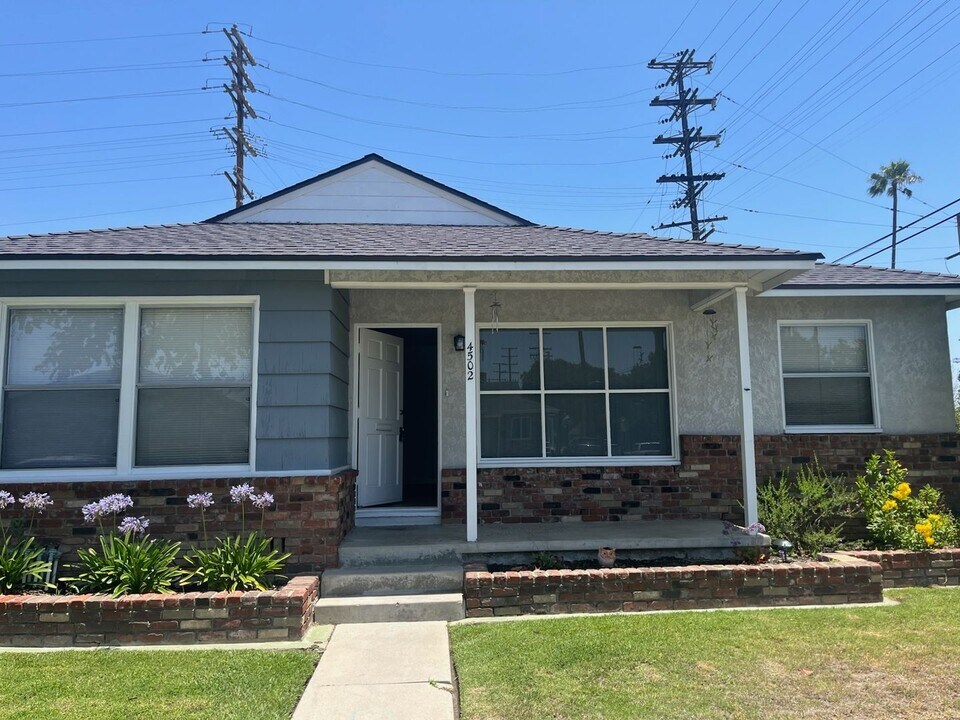 4502 Dunrobin Ave in Lakewood, CA - Building Photo