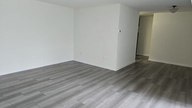 7505 Riverdale Rd, Unit 2034 in New Carrollton, MD - Foto de edificio - Building Photo