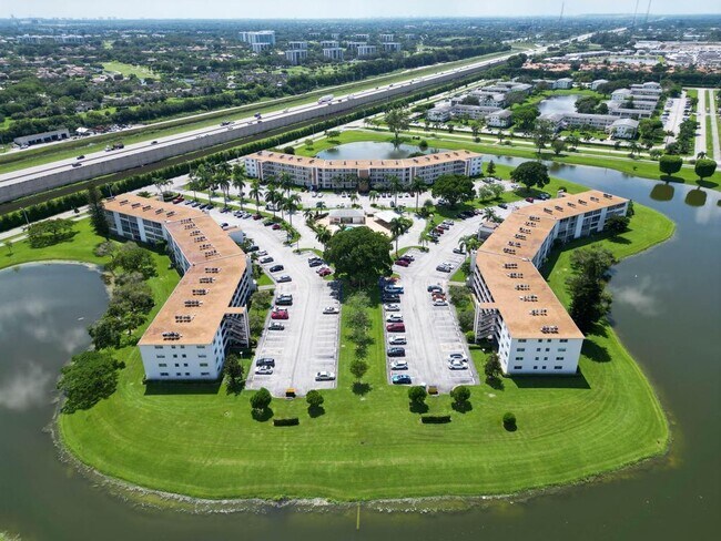 2044 Hythe A in Boca Raton, FL - Building Photo - Building Photo