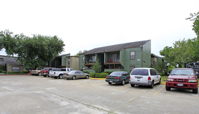 Pier Club Apartments in Houston, TX - Building Photo - Building Photo