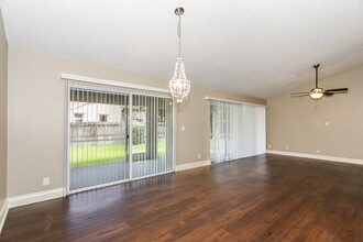 101 Hemingway Ct in Royal Palm Beach, FL - Building Photo - Building Photo