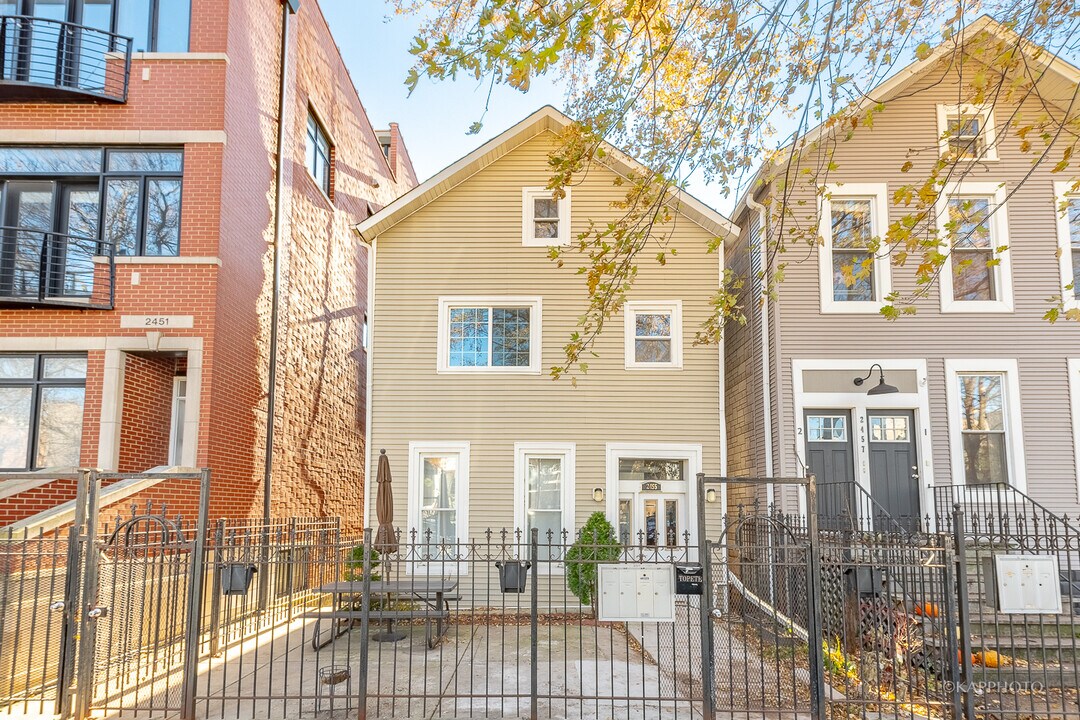 2455 W Cortland St in Chicago, IL - Building Photo