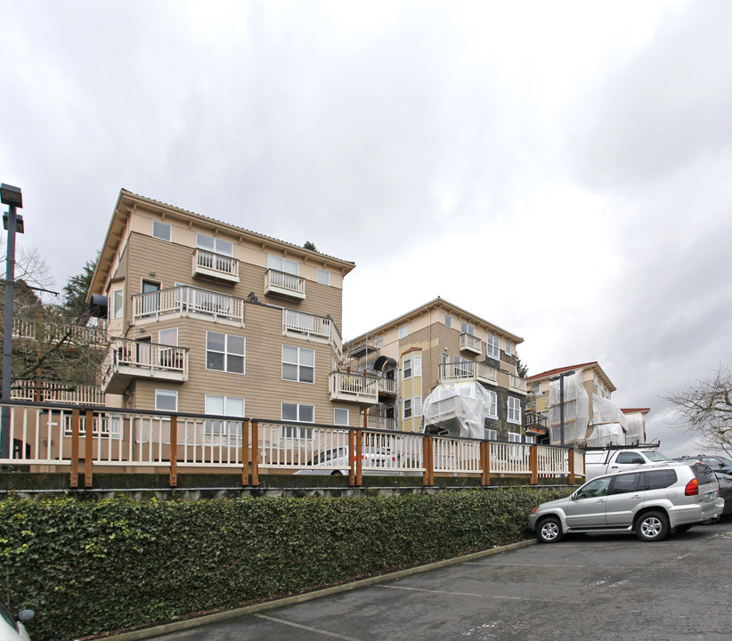 Hilltop Condominiums At Uptown in Portland, OR - Building Photo