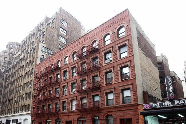 327-331 W 35th St in New York, NY - Foto de edificio - Building Photo