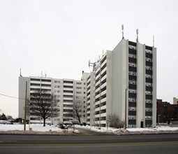 White House North in Brampton, ON - Building Photo - Building Photo