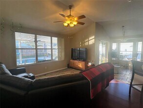 1442 Lake Shore Ranch Dr in Seffner, FL - Foto de edificio - Building Photo