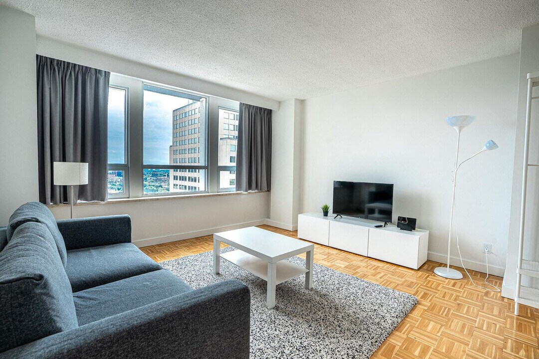 1555 Boul. René-Lévesque O in Montréal, QC - Building Photo