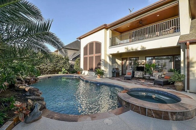 10015 Nicollet Lake Ln