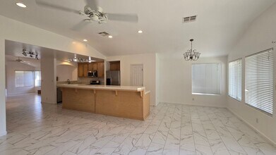 10315 Cheyenne Dr in Bakersfield, CA - Building Photo - Building Photo