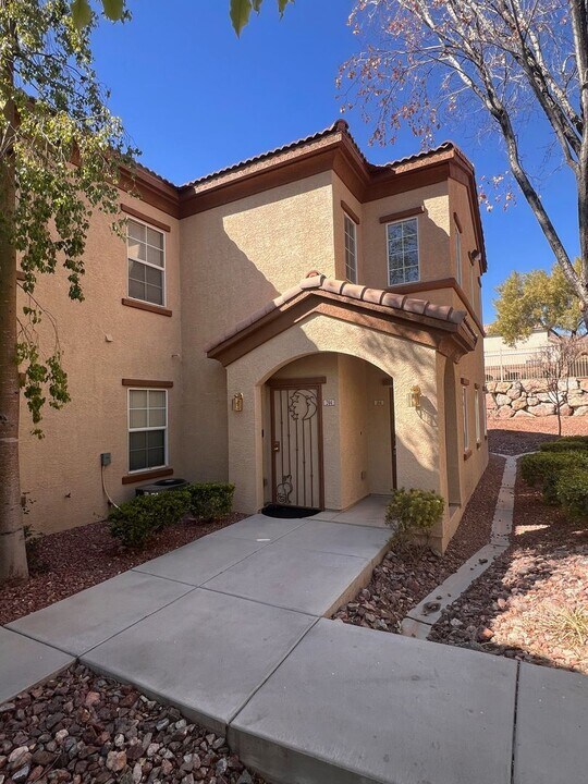 3915 Legend Hills St in Las Vegas, NV - Building Photo