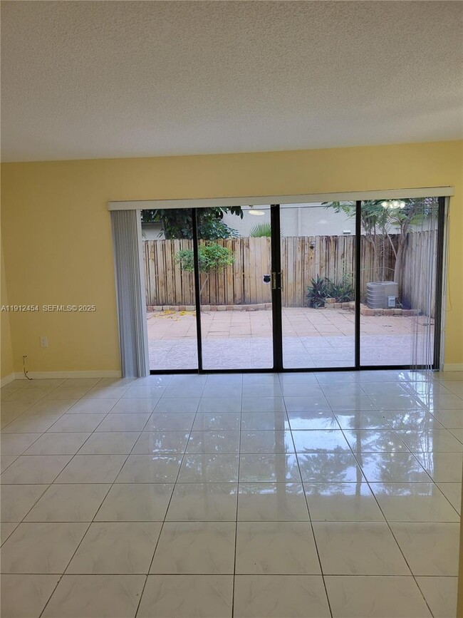 2750 N 34th Ave in Hollywood, FL - Building Photo - Building Photo