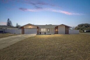 7012 Pin Cherry Ln in Port Richey, FL - Building Photo