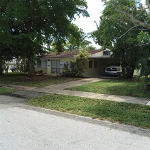 240 NE 55th St in Fort Lauderdale, FL - Building Photo - Building Photo