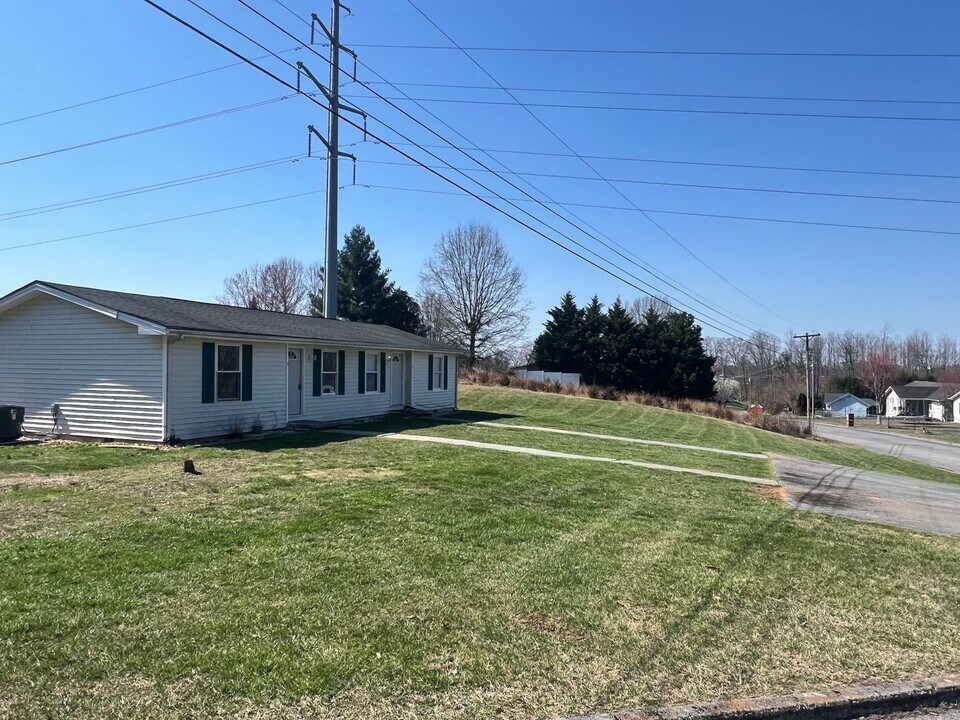 155 Tamarack Dr-Unit -155 Tamarack Dr Unit 3 in Johnson City, TN - Building Photo