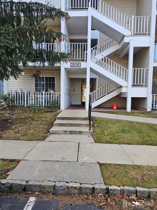 21 Brighton Way in North Brunswick, NJ - Building Photo - Building Photo